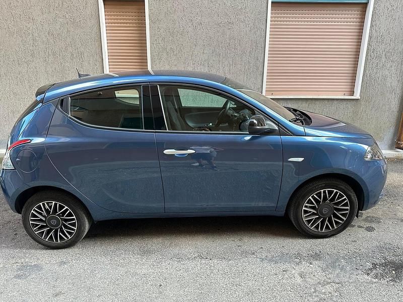 Usata Lancia Ypsilon 69 CV (50 kW) 2024 Blu Utilitaria