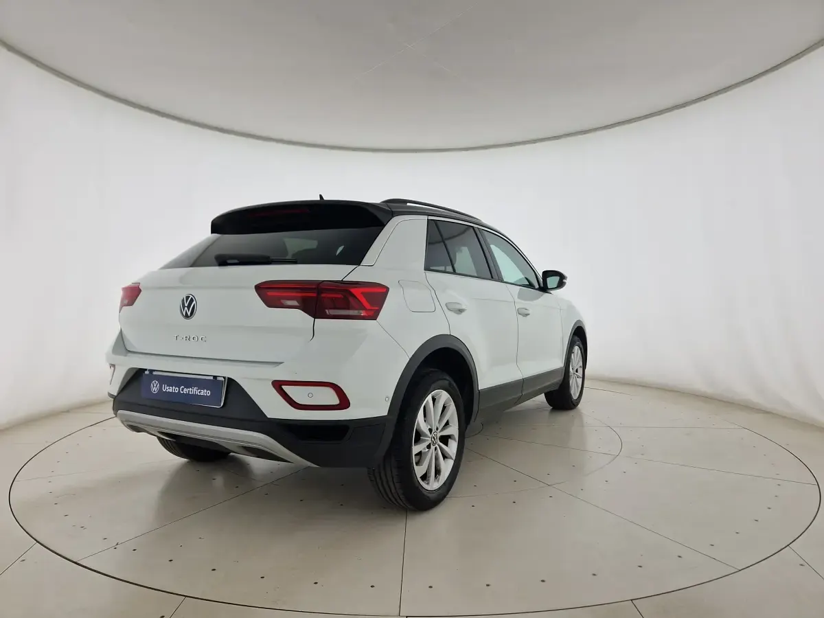 Usata VW T-Roc Life 110 CV (80 kW) 2023 Pure white nero SUV