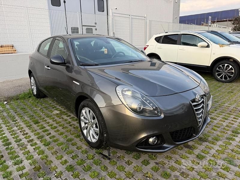 Usata Alfa Romeo Giulietta Distinctive 120 CV (88 kW) 2016 Grigio Utilitaria