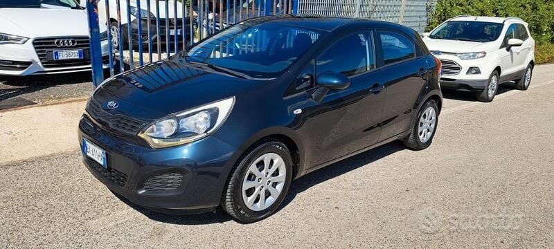 Usata Kia Rio Active 85 CV (62 kW) 2014 Grigio Berlina