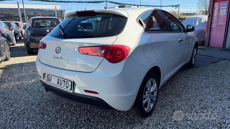 Usata Alfa Romeo Giulietta Distinctive 105 CV (77 kW) 2011 Bianco Utilitaria