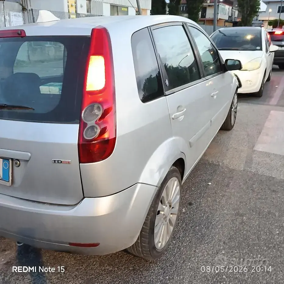 Usata Ford Fiesta 68 CV (50 kW) 2005 Grigio Utilitaria
