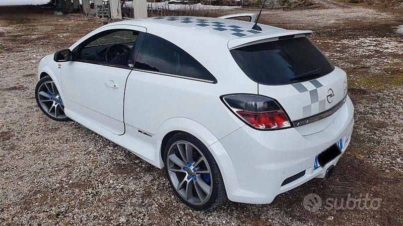 Usata Opel Astra Edition 240 CV (176 kW) 2009 Bianco Berlina