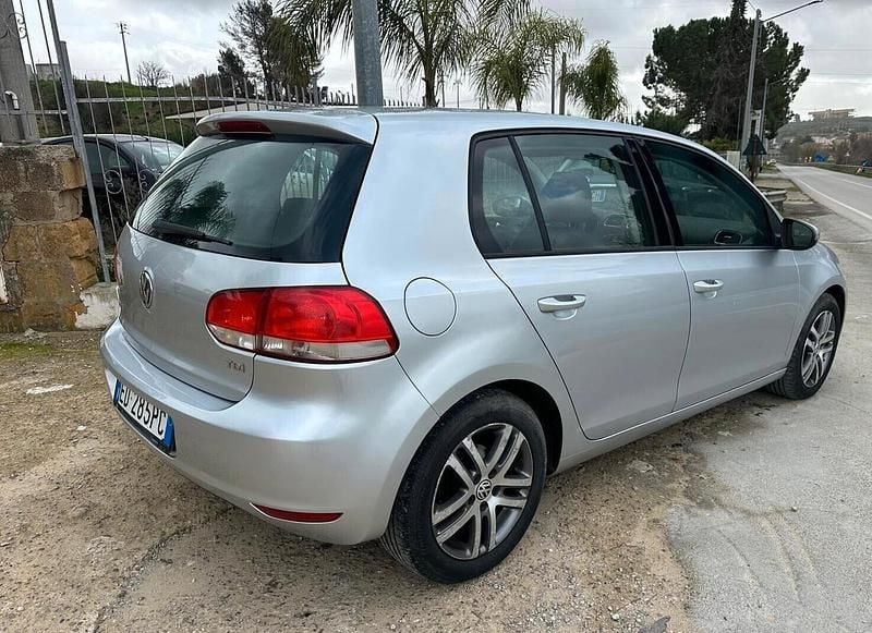Usata VW Golf VI 105 CV (77 kW) 2010 Argento Utilitaria