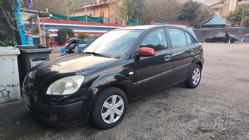 Usata Kia Rio 110 CV (80 kW) 2006 Nero Berlina