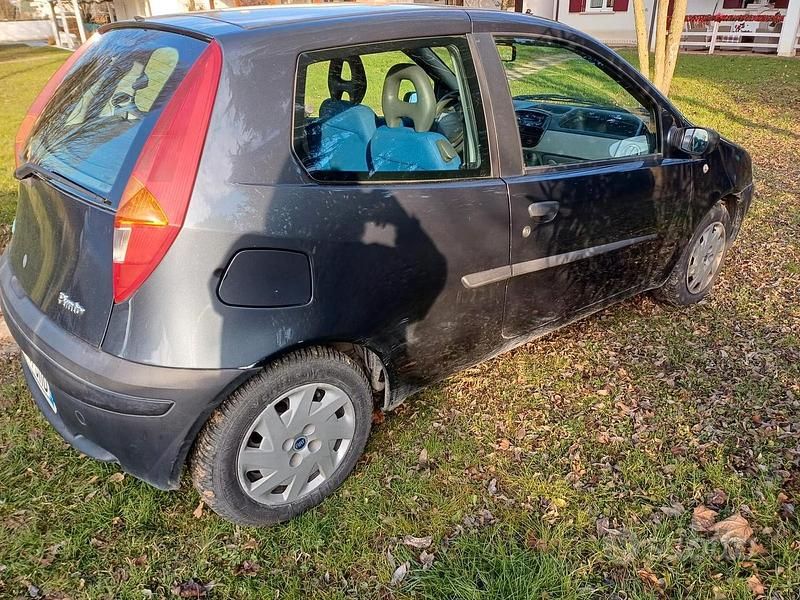 Usata Fiat Punto 60 CV (44 kW) 1999 Grigio Berlina