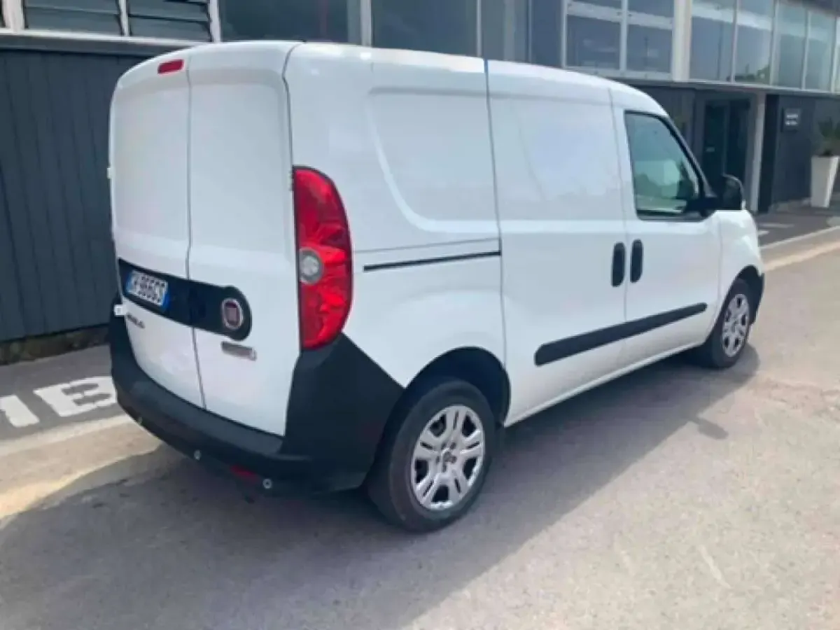 Usata Fiat Doblò 105 CV (77 kW) 2021 Bianco Monovolume