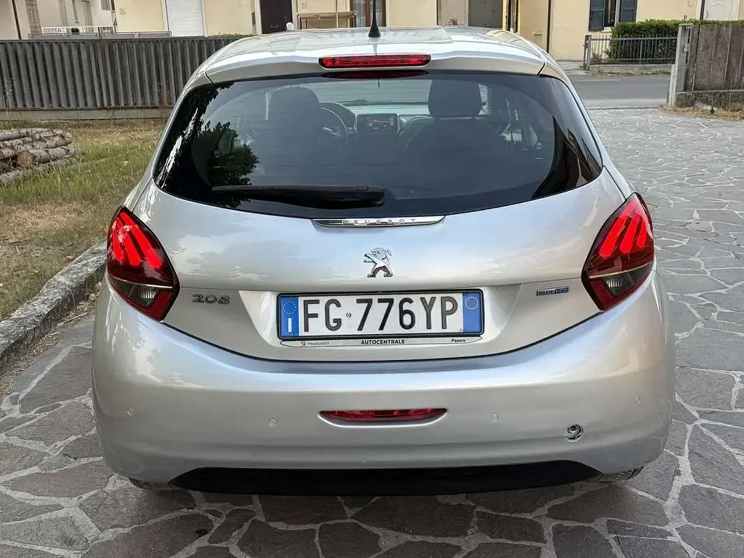 Usata Peugeot 208 Allure 75 CV (55 kW) 2017 Argento Utilitaria