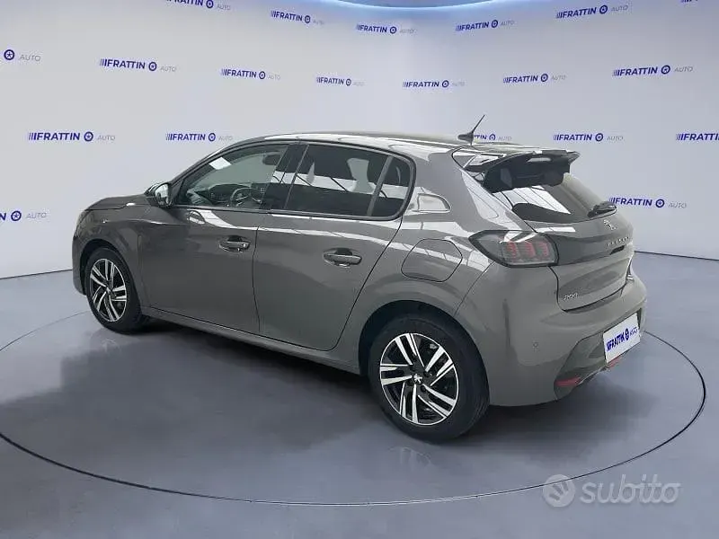 Usata Peugeot 208 Allure 101 CV (74 kW) 2023 Grigio platinium [m0vl]  meta Utilitaria