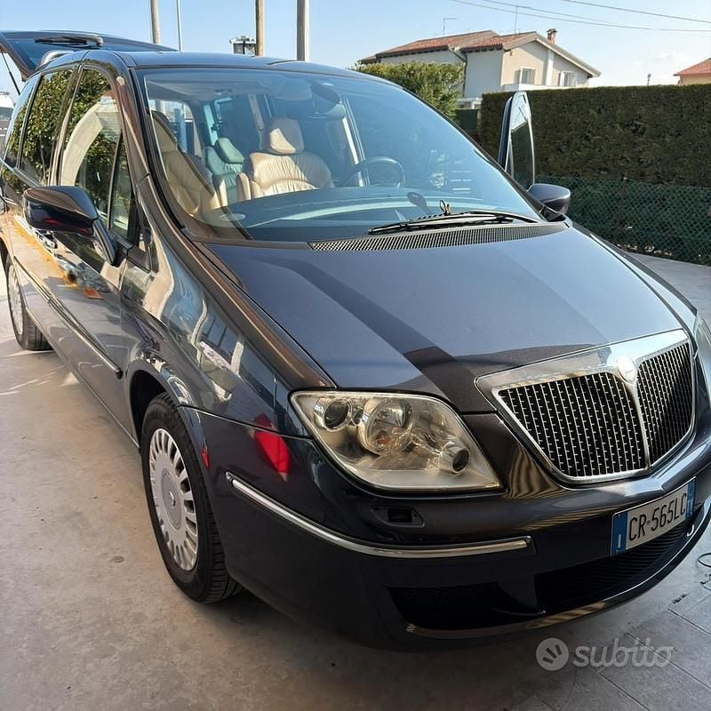 Usata Lancia Phedra 128 CV (94 kW) 2004 Grigio Monovolume