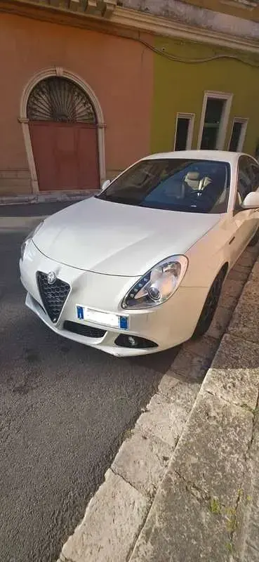 Usata Alfa Romeo Giulietta Distinctive 105 CV (77 kW) 2010 Bianco Utilitaria