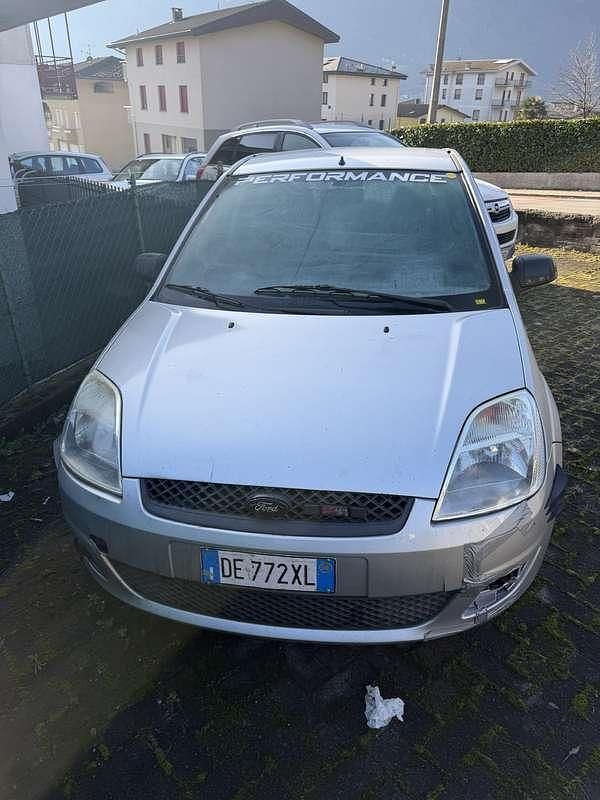 Usata Ford Fiesta 75 CV (55 kW) 2005 Berlina