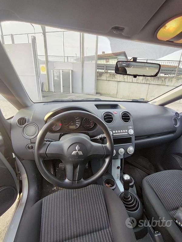 Usata Mitsubishi Colt Inform 75 CV (55 kW) 2007 Grigio Utilitaria