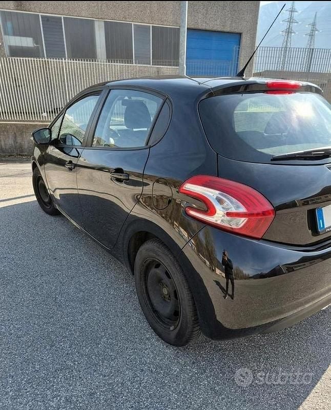 Usata Peugeot 208 68 CV (50 kW) 2015 Nero Utilitaria