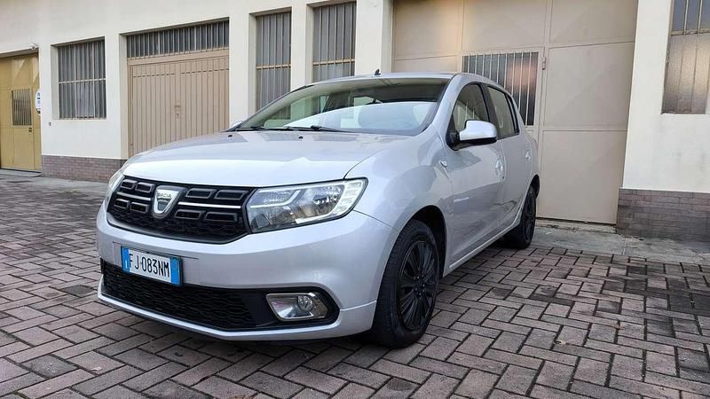 Grigio Usata 2017 Dacia Sandero Lauréate Tre volumi | 5900 € (Ottimo prezzo) - Immagine 1/4