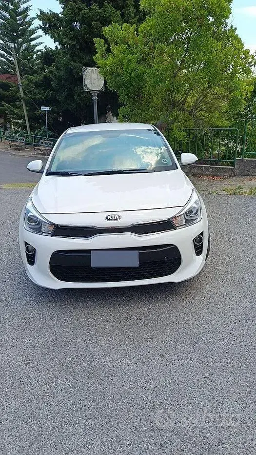 Usata Kia Rio 84 CV (61 kW) 2019 Bianco Berlina