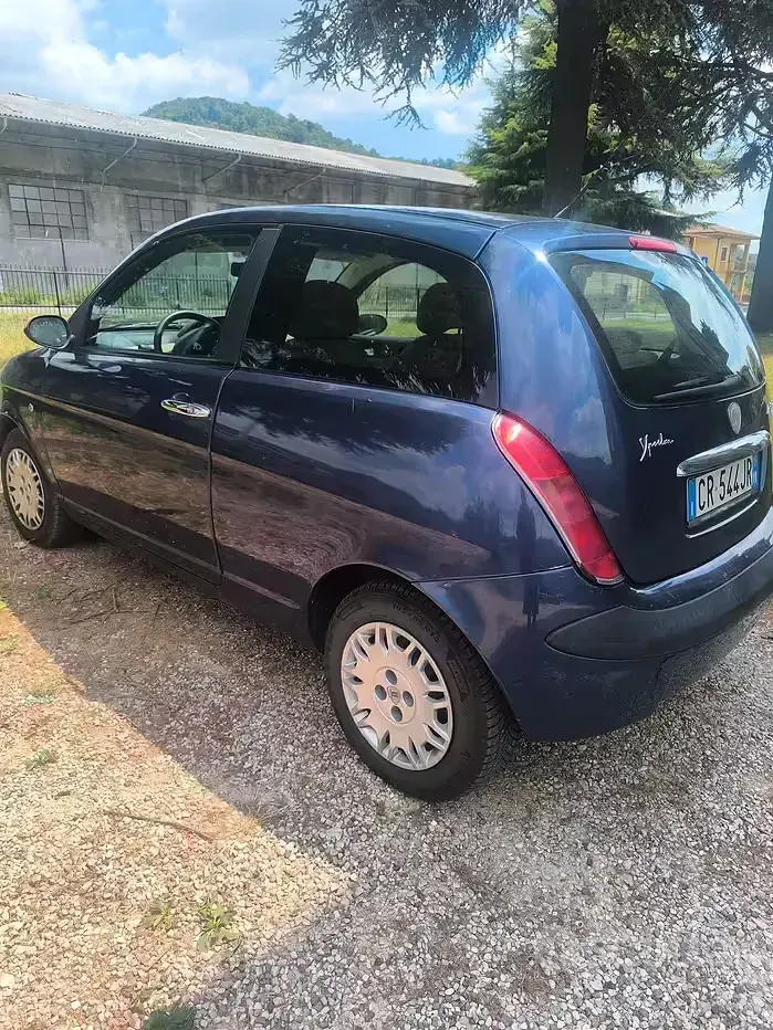 Usata Lancia Ypsilon 69 CV (50 kW) 2004 Bluazzurro Utilitaria