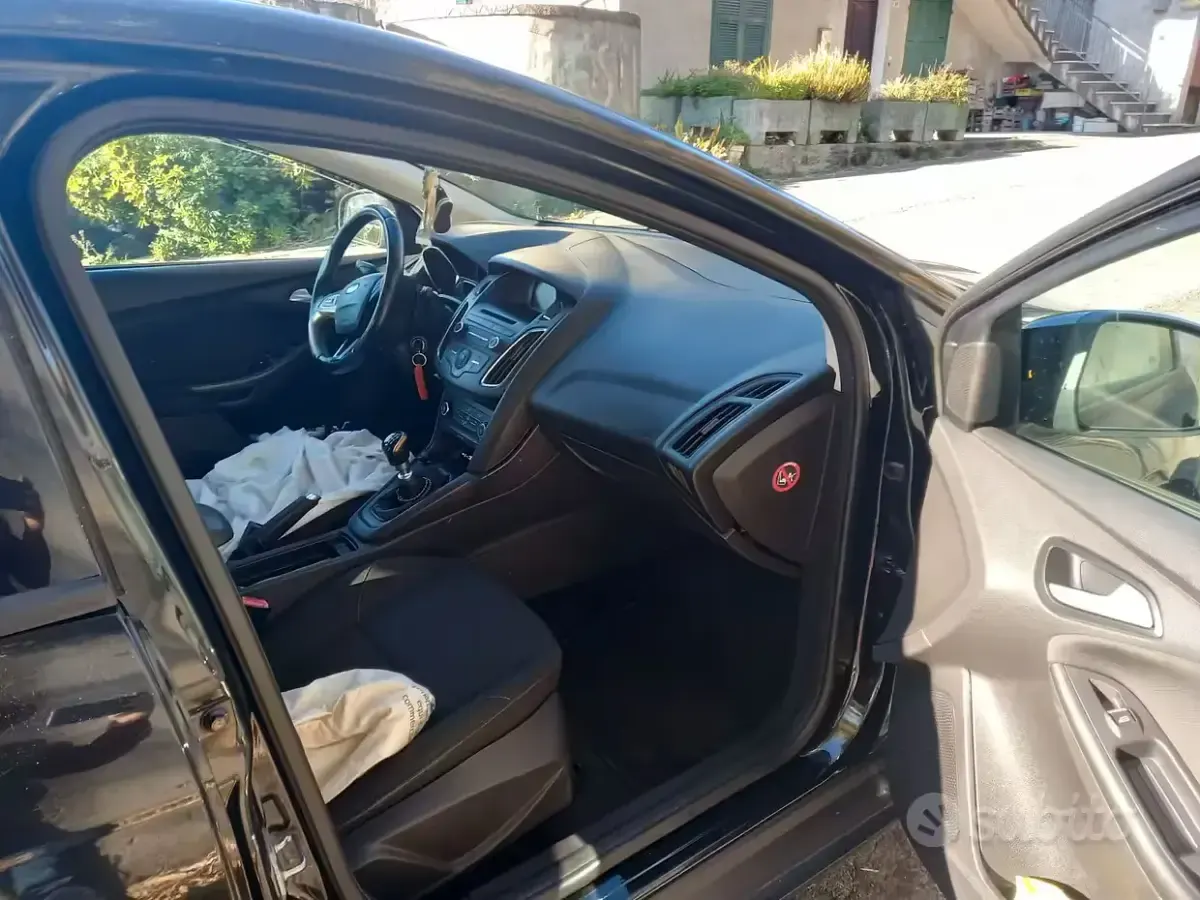 Usata Ford Focus 95 CV (69 kW) 2015 Nero Berlina