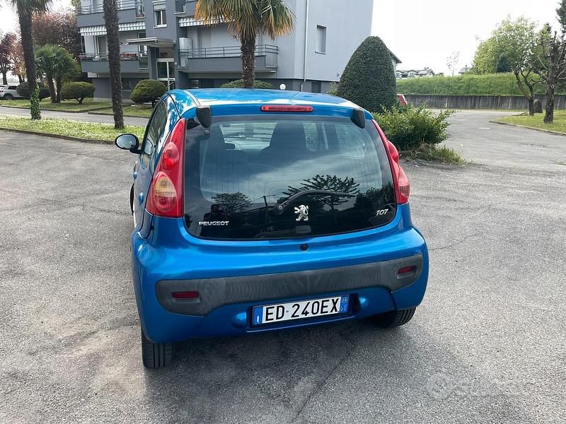 Usata Peugeot 107 68 CV (50 kW) 2010 Blu Utilitaria