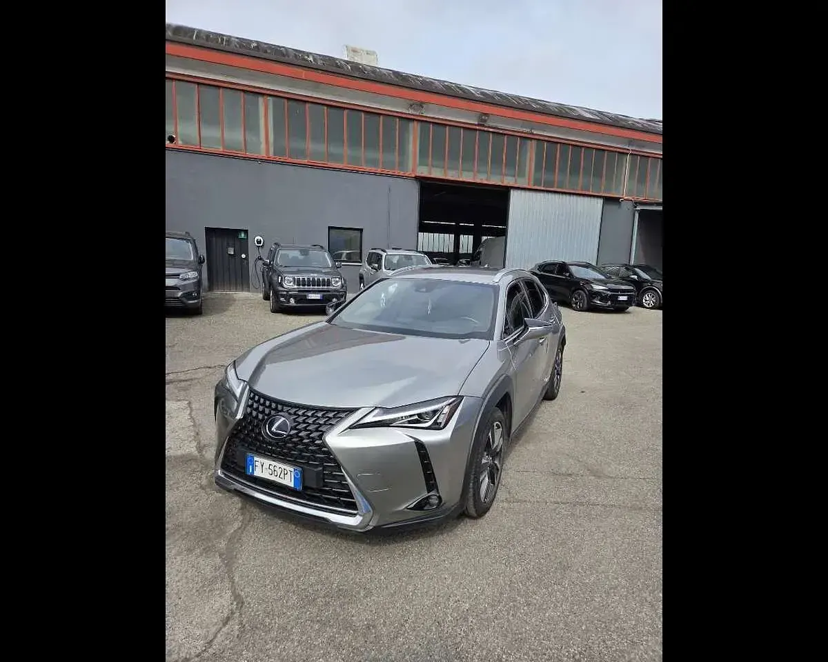 Usata Lexus UX 250h 145 CV (106 kW) 2019 Argento SUV