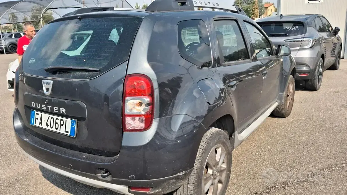 Usata Dacia Duster Lauréate 109 CV (80 kW) 2015 Grigio SUV