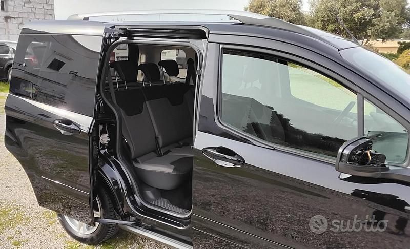 Usata Ford Tourneo Courier Titanium 75 CV (55 kW) 2017 Nero Monovolume