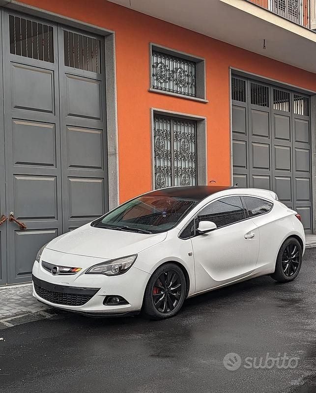 Usata Opel Astra GTC 150 CV (110 kW) 2012 Bianco Berlina