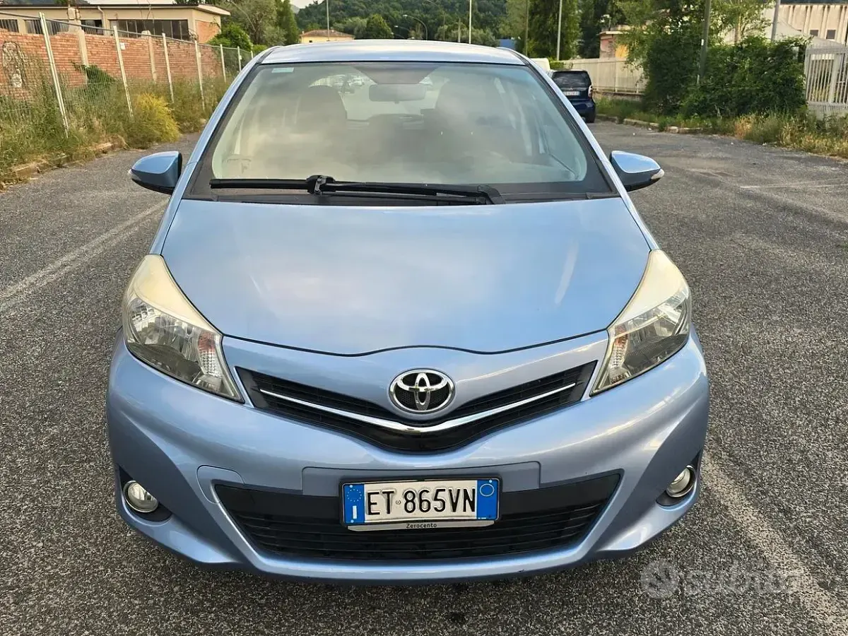 Usata Toyota Yaris Active 69 CV (50 kW) 2014 Blu Utilitaria