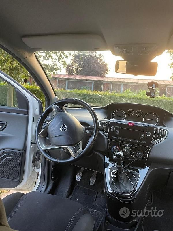 Usata Lancia Ypsilon 80 CV (58 kW) 2015 Bianco Utilitaria