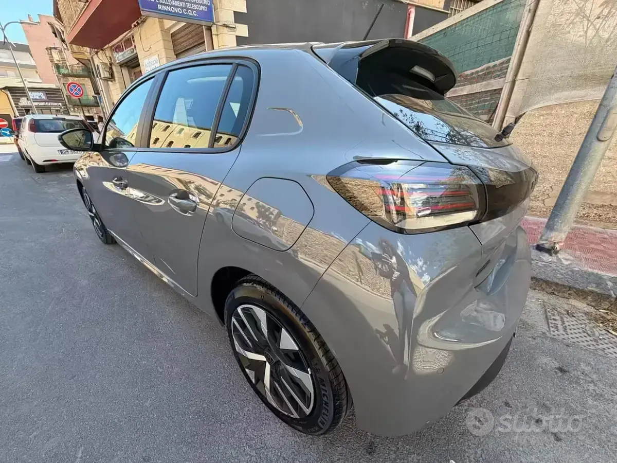 Usata Peugeot 208 Active 101 CV (74 kW) 2024 Grigio Utilitaria