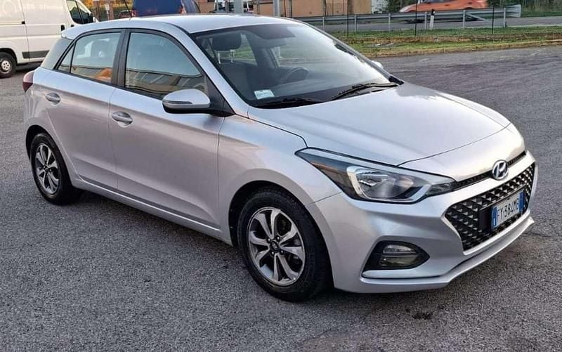 Grigio Usata 2019 Hyundai i20 Due volumi | 9500 € (Buon prezzo) - Immagine 1/4