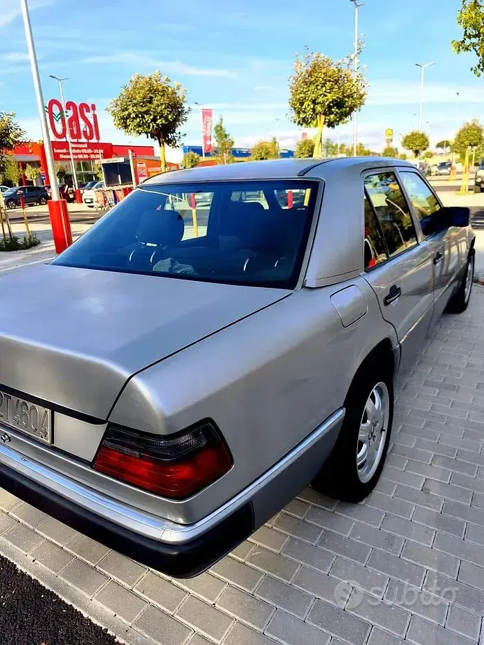Usata Mercedes E200 122 CV (89 kW) 1991 Grigio Berlina