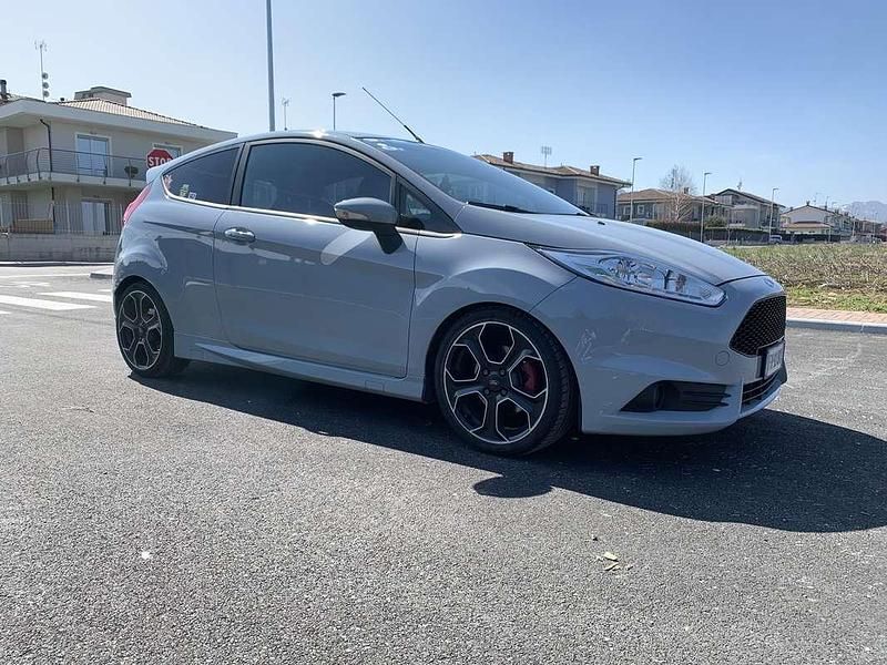 Usata Ford Fiesta ST 200 CV (147 kW) 2017 Argento Berlina