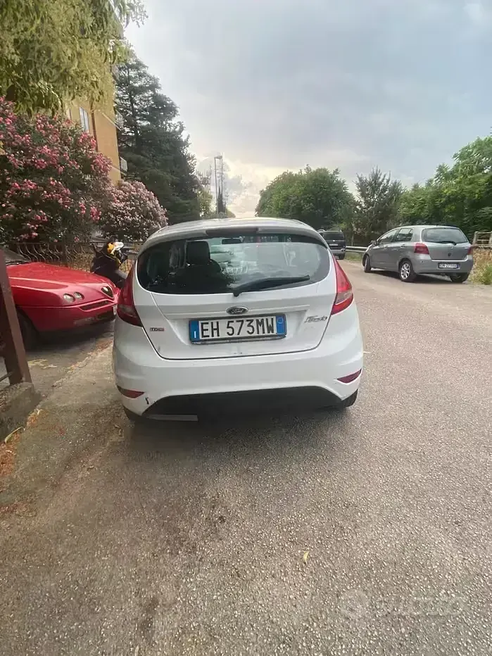 Usata Ford Fiesta 70 CV (51 kW) 2011 Bianco Berlina