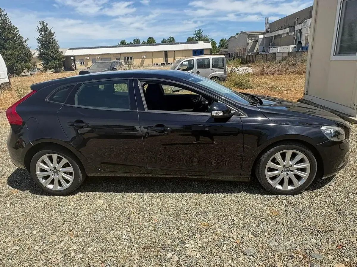 Usata Volvo V40 115 CV (84 kW) 2012 Nero Utilitaria