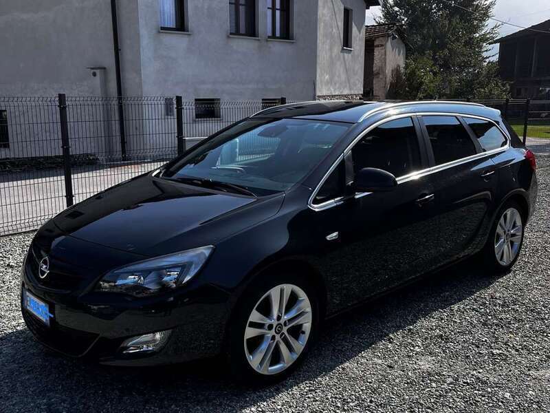 Usato 2011 Opel Astra 1.6 Benzin 179 CV (9.600 €)