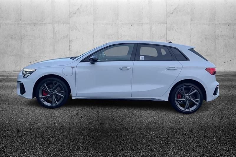 Usata Audi A3 e-tron S-Line 245 CV (180 kW) 2022 Bianco metallizzato Utilitaria