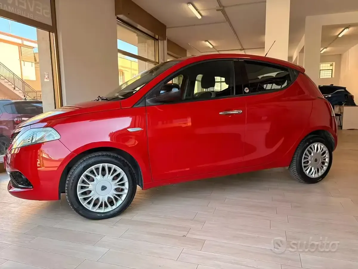 Usata Lancia Ypsilon Gold 69 CV (50 kW) 2017 Rosso Utilitaria