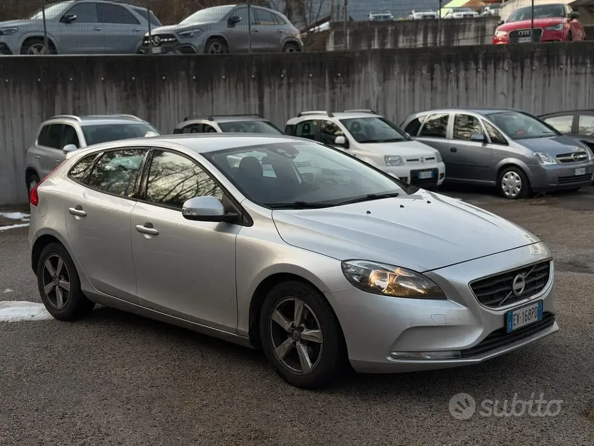Usado Volvo V40 Kinetic 115 CV (84 kW) 2014 Gris Berlina