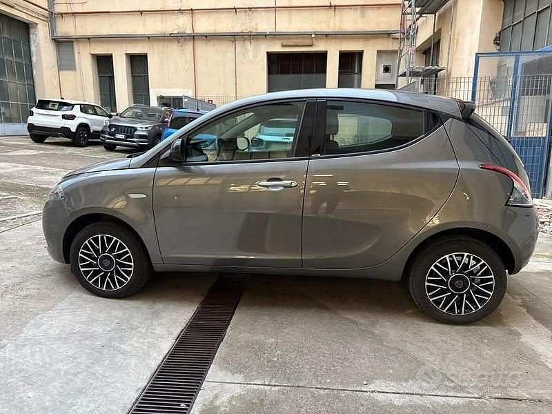 Usata Lancia Ypsilon 70 CV (51 kW) 2024 Grigio Utilitaria
