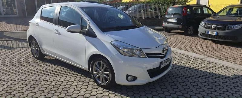 Usata Toyota Yaris Lounge 90 CV (66 kW) 2014 Bianco Berlina