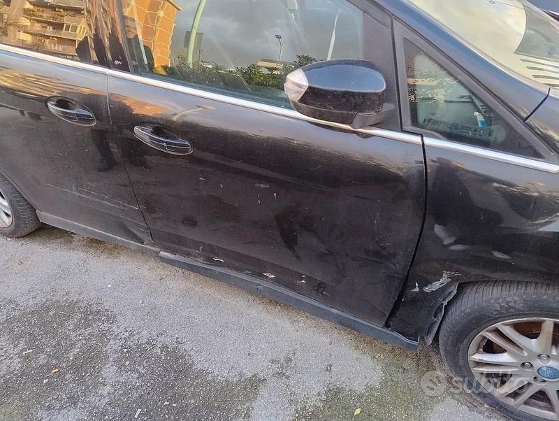 Begagnad Ford C-MAX 115 HK (84 kW) 2014 Svart Minibuss