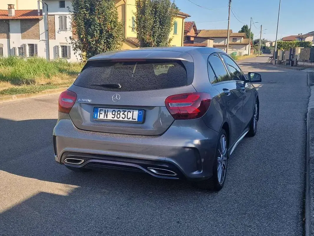Usata Mercedes A180 Premium 109 CV (80 kW) 2018 Grigio Berlina