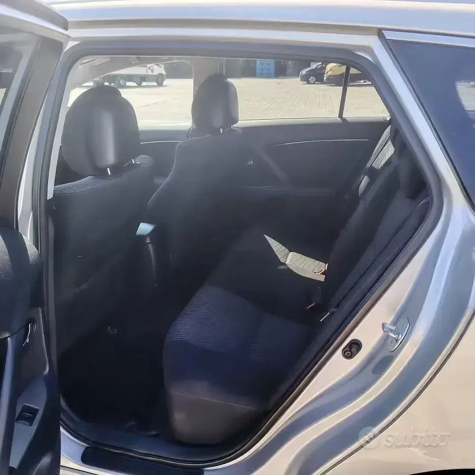 Usata Toyota Avensis 126 CV (92 kW) 2012 Grigio Station wagon