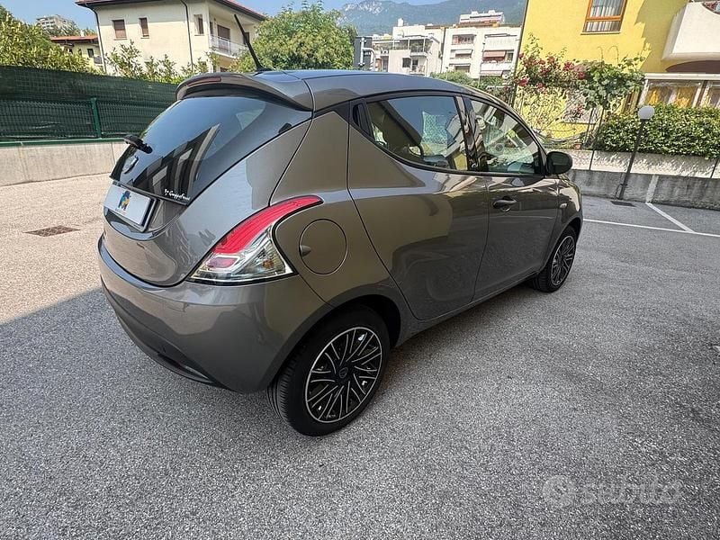 Usata Lancia Ypsilon 69 CV (50 kW) 2020 Grigio Utilitaria