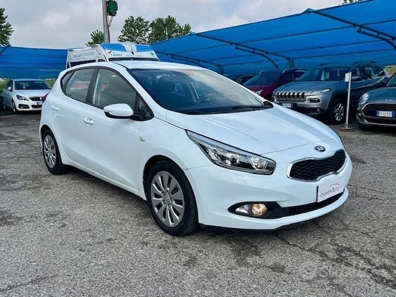 Begagnad Kia Ceed 110 HK (80 kW) 2014 Vit Halvkombi