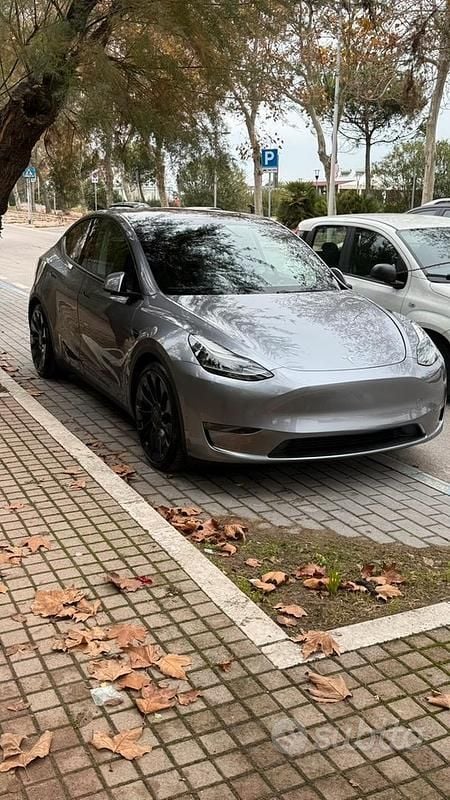 Grigio Usata 2023 Tesla Model Y SUV | 37.900 € (Ottimo prezzo) - Immagine 1/4