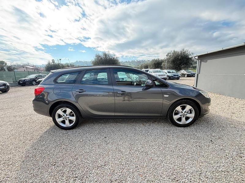 Usata Opel Astra 110 CV (80 kW) 2012 Grigio Station wagon