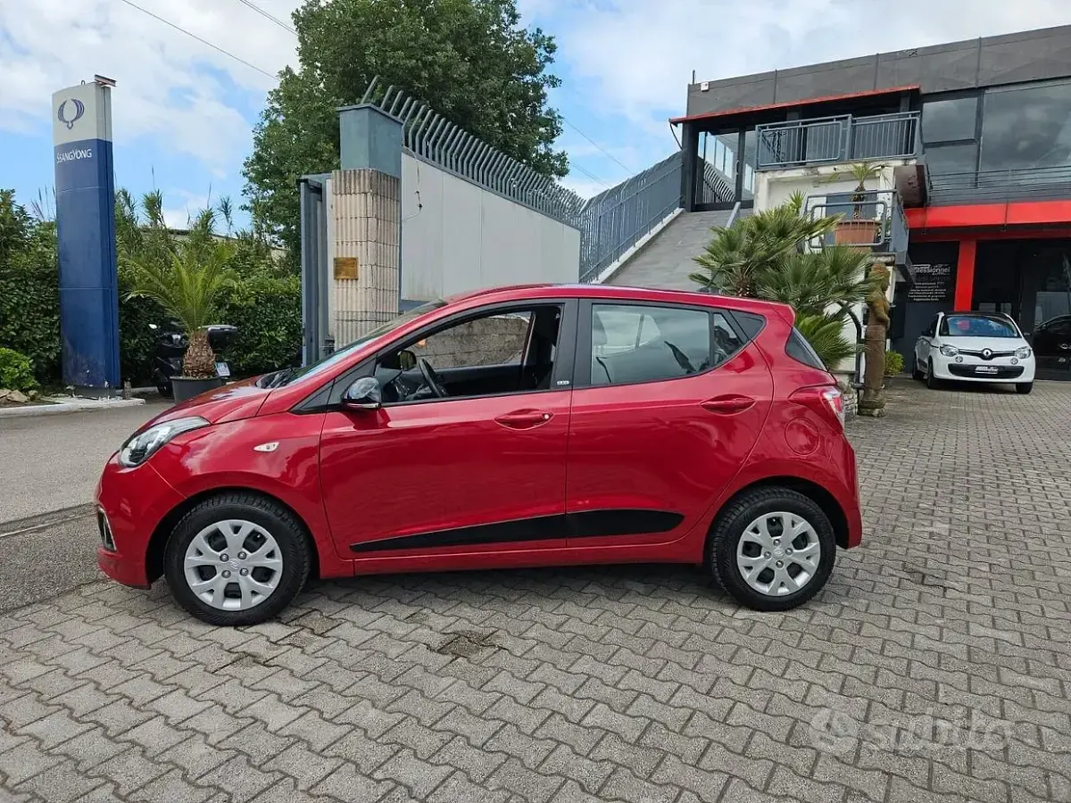 Usata Hyundai i10 Blackline 66 CV (48 kW) 2015 Rosso Utilitaria
