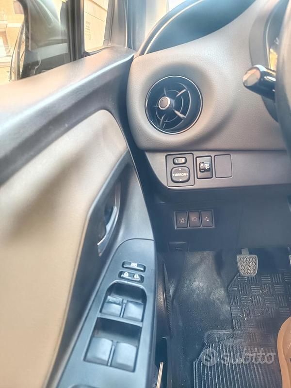 Usata Toyota Yaris 90 CV (66 kW) 2018 Grigio Utilitaria